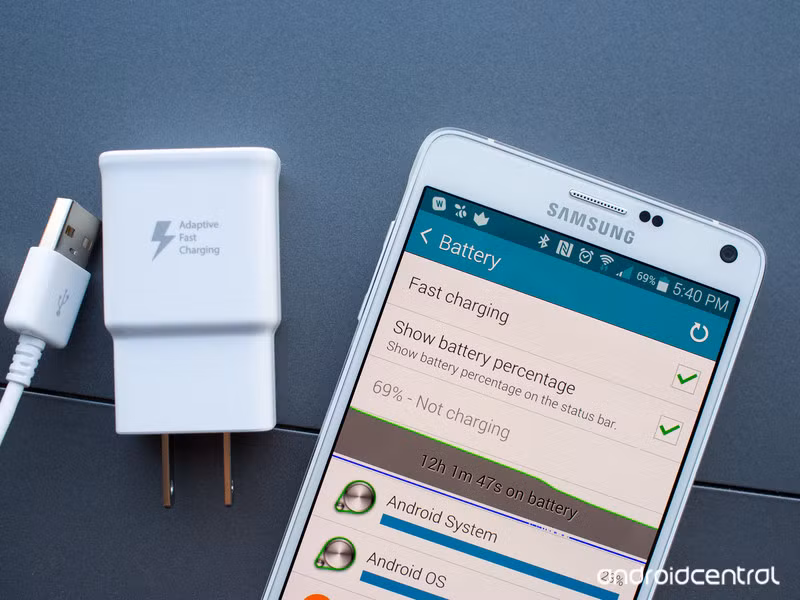 7. Sạc pin nhanh ấn tượng: Công nghệ AFC - Adaptive Fast Charge (sạc nhanh) của Note 4 tiết kiệm thời gian sạc pin hơn trước rất nhiều, pin từ 0 - 50% trong vòng 30 phút.