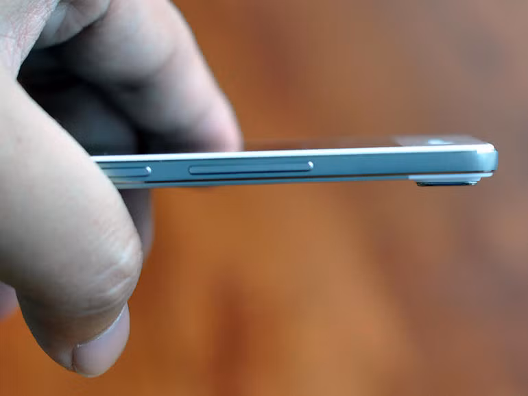 Vì được thiết kế siêu mỏng, trên Oppo R5 không có cổng tai nghe. Thay vào đó, khách hàng sẽ dùng giắc chuyển từ cổng MicroUSB sang tai nghe 3,5mm khi muốn nghe nhạc.