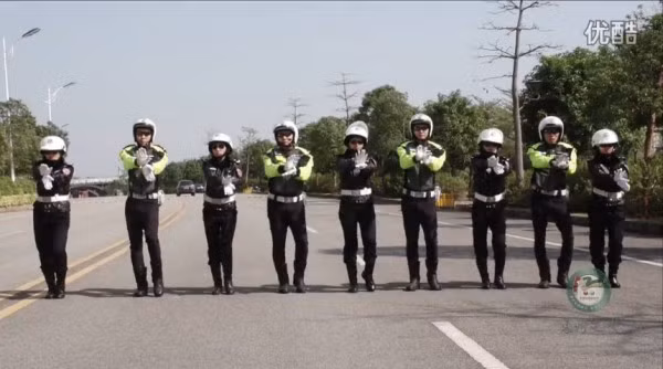 Các CSGT Trung Quốc thể hiện màn vũ đạo gây "nghiện" của ca khúc "Bar Bar Bar".