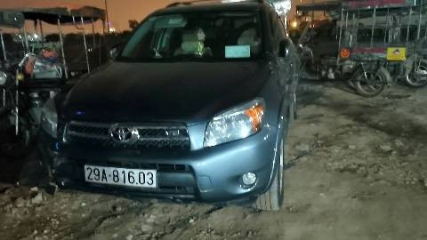 Ô tô của nhóm người bỏ lại hiện trường sau khi gây án.