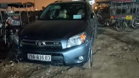 Ô tô của nhóm người bỏ lại hiện trường sau khi gây án.