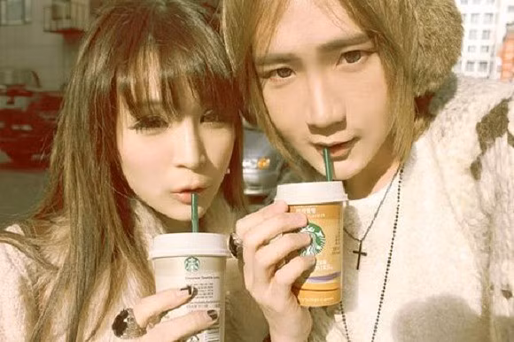 Miyake (nữ) sinh ngày 14/12/1989 và Yutakis sinh ngày 6/1/1988. Dù tuổi đời còn rất trẻ nhưng cả hai đang là những blogger và người mẫu hàng đầu tại Singapore. Miyake bắt đầu nổi tiếng từ khi đăng tải một clip cá nhân hướng dẫn trang điểm trên Youtube, thu hút hơn nửa triệu lượt xem năm 2010. Còn Yutakis được biết đến qua những trang blog từ năm 2007 cho đến nay.