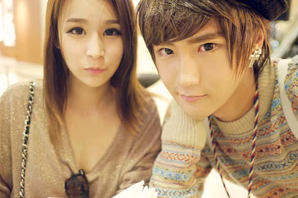 Cả 2 là BFF – Best friend forever (bạn thân) và thường xuyên chụp hình cùng nhau.