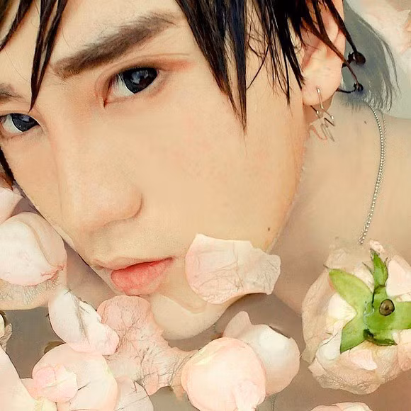 Yutakis rất thích chụp hình. Hiện Yutakis có gần 10.000 fan trên mạng xã hội, 5.000 người theo dõi trên Twitter và hơn 37.000 người theo dõi trên Instagram.