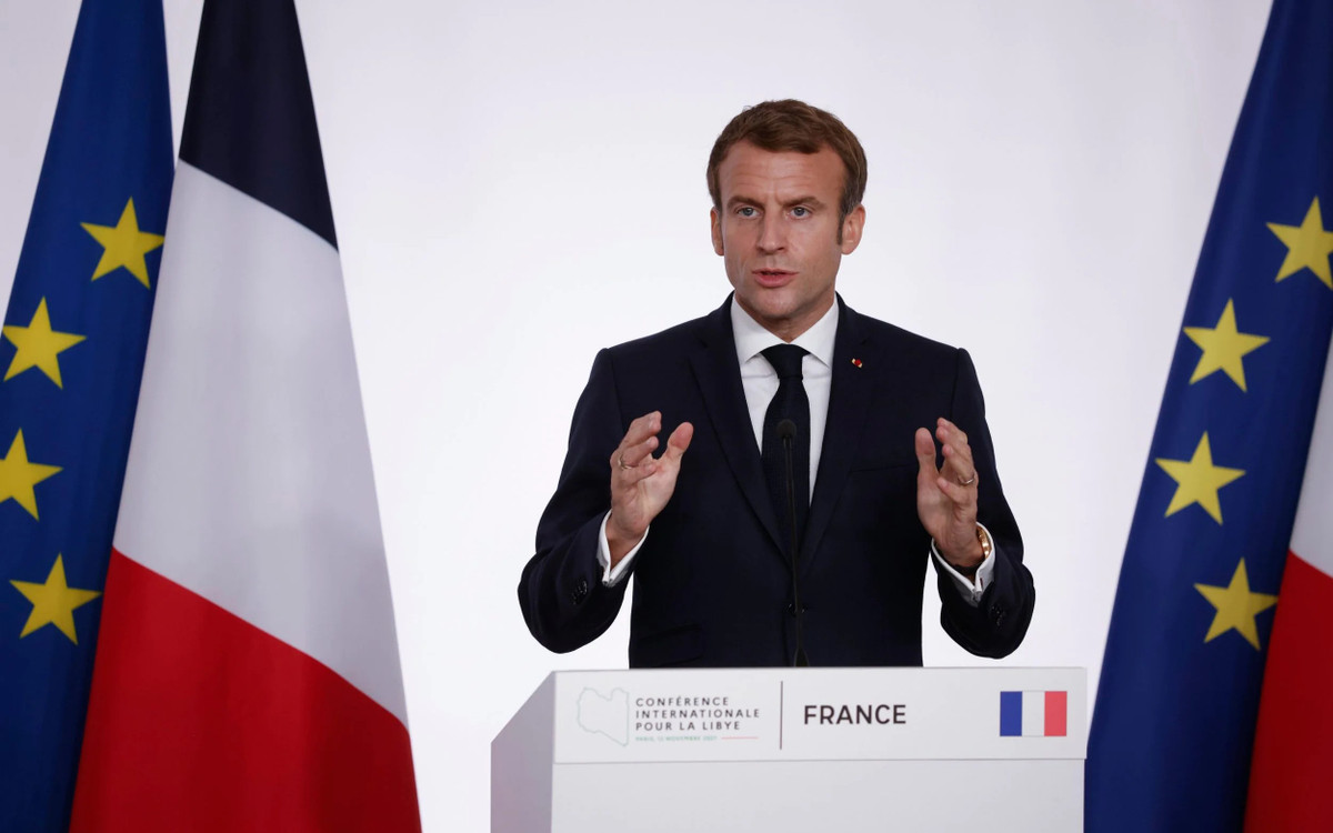 Tong thong Macron bi nghi 'doi mau' quoc ky Phap