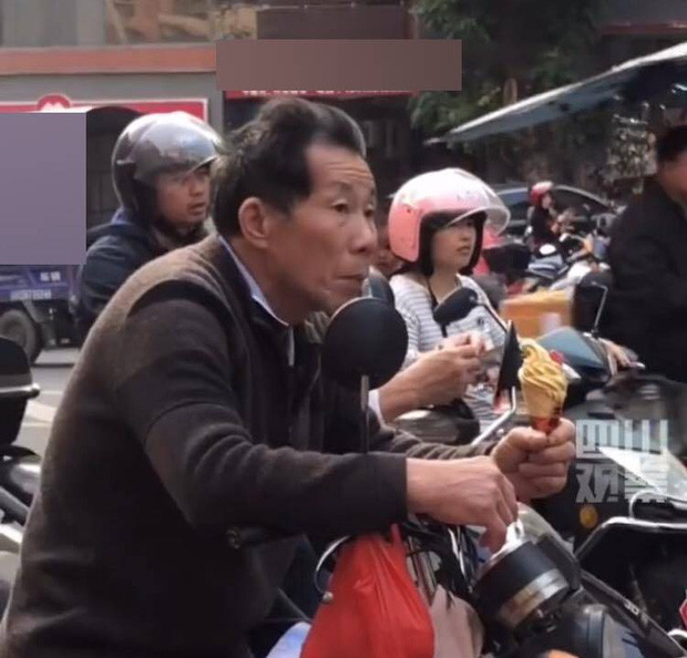 Ong don chau di hoc ve, thu duoc cam tren tay khien dan mang “rung tim