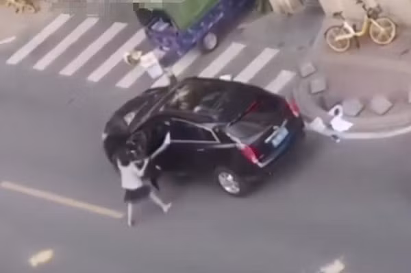 Chồng hú hí với nhân tình, vợ uất hận chặn xe và cái kết Chong hu hi voi nhan tinh, vo uat han chan xe va cai ket