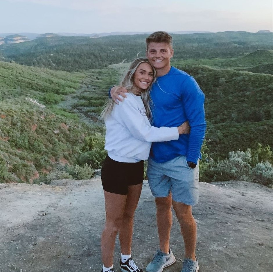  Abbey Gile (19 tuổi) đang hẹn hò với Zach Wilson - tiền vệ đang thi đấu cho đội bóng bầu dục New York Jets. Gile hiện là sinh viên ĐH Utah Valley. Cặp cầu thủ - WAGs yêu nhau từ thời học cấp 3, khi trường của họ chỉ cách nhau 20 phút lái xe. Tháng 8/2017, Gile khiến nhiều cô gái ghen tỵ khi đăng ảnh Wilson kèm lời nhắn: “Số 1 trên sân và trong trái tim tôi”.