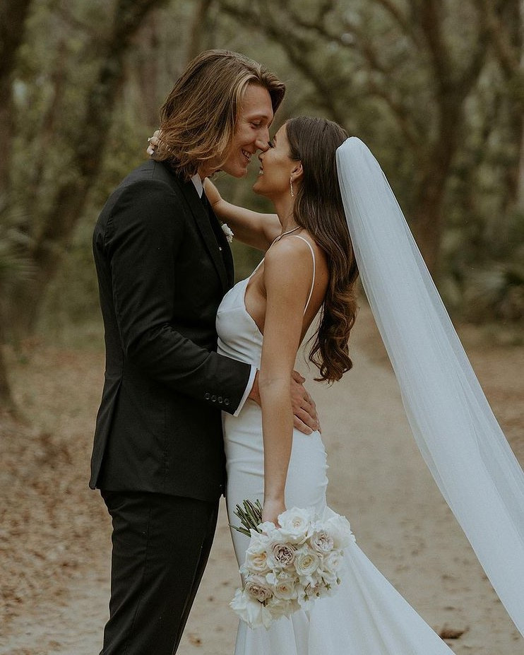 Marissa Lawrence không ngại đăng ảnh chụp chung và lời yêu thương dành cho bạn đời. Khi được nửa kia cầu hôn giữa sân vận động, nữ người mẫu viết: “Tôi choáng ngợp bởi cảm giác biết ơn khi kết hôn với người bạn thân nhất. Anh ấy có kế hoạch cầu hôn tỉ mỉ và ngọt ngào nhất. Chúng tôi cũng có những người bạn tuyệt vời giúp tổ chức hôn lễ đáng nhớ”.