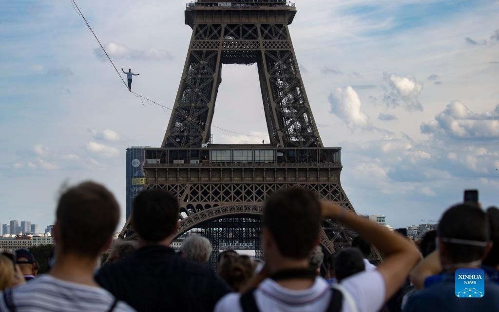 Người đàn ông này cho biết anh đã phải rất vất vả mới xin được cấp phép cho màn trình diễn của mình. Đám đông khán giả cổ vũ bên dưới cũng gây căng thẳng phần nào, vì "thực tế là có rất nhiều người". Ảnh: Xinhua.