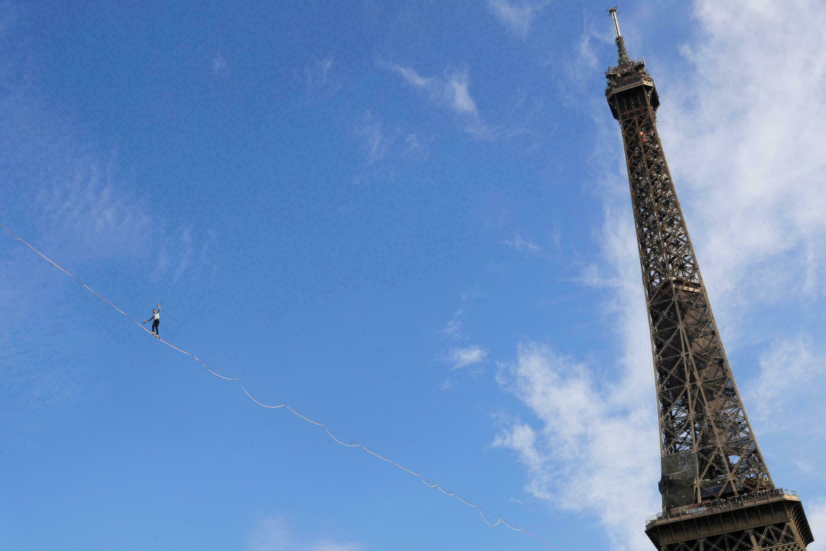 Vào năm 2019, người đàn ông này cũng đi trên dây ở độ cao 150 m, trên quãng đường dài 510 m giữa hai tòa nhà chọc trời tại khu thương mại La Defense của Paris. Ảnh: Reuters.