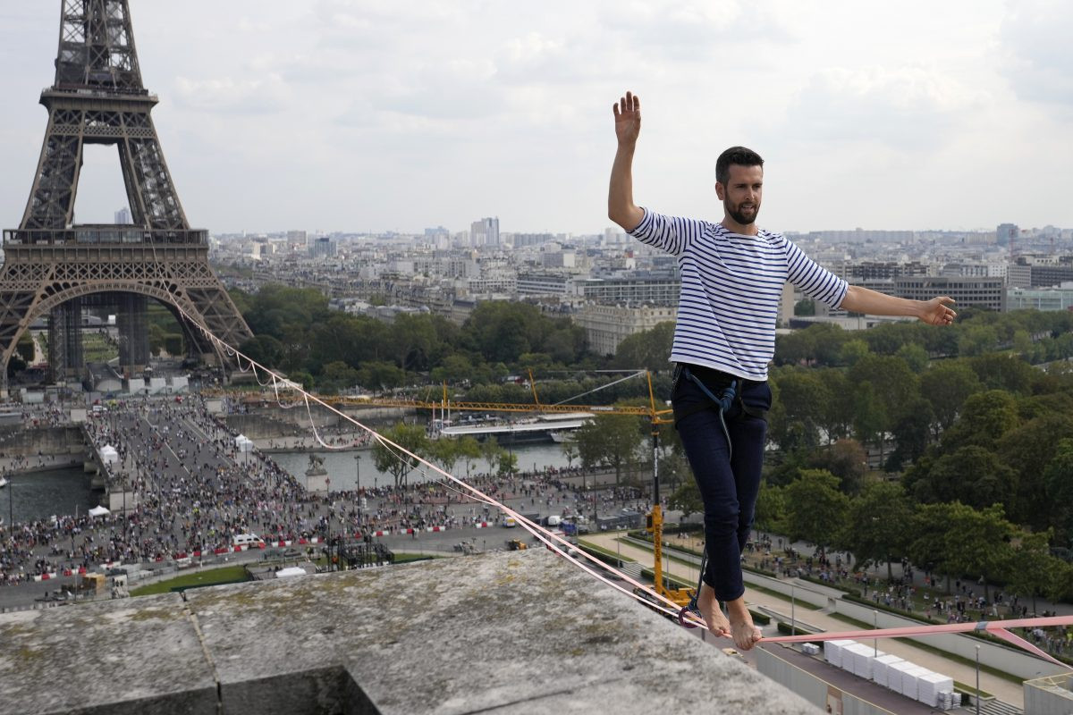 Paulin cho biết anh muốn thực hiện thử thách này vì "chủ yếu là muốn mang đến điều gì đó tốt đẹp và chia sẻ nó cho mọi người, cũng là để mang lại cái nhìn mới về di sản". Anh muốn làm cho những di sản, như tháp Eiffel, trở nên sống động hơn. Ảnh: AP.