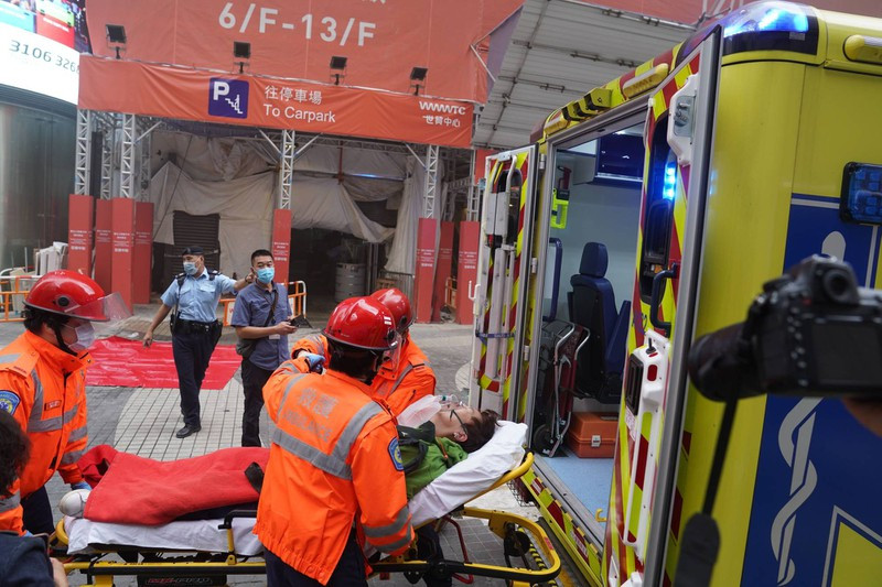 Hong Kong: Chay lon tai Trung tam Thuong mai The gioi, hon 300 nguoi mac ket-Hinh-3