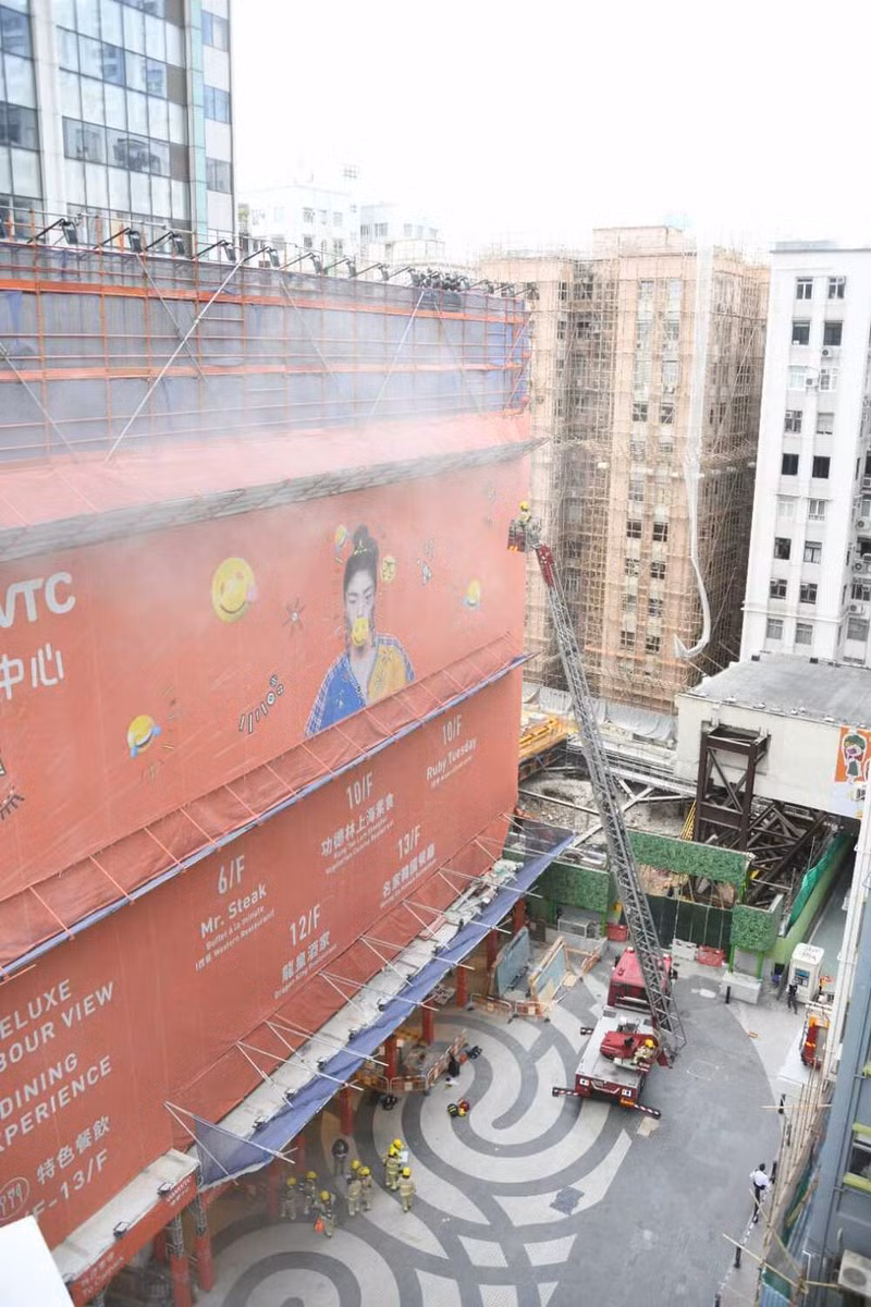 Hong Kong: Chay lon tai Trung tam Thuong mai The gioi, hon 300 nguoi mac ket