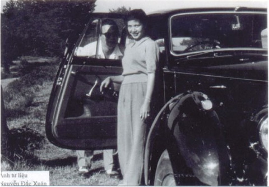 ##sc### Bức ảnh ghi lại khoảnh khắc rất tình cảm của thứ phi Mộng Điệp với cựu hoàng Bảo Đại (ảnh tư liệu của nhà nghiên cứu Huế - Nguyễn Đắc Xuân) 