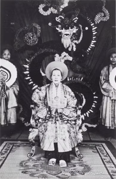  Hoàng thái hậu Từ Cung là Hoàng thái hậu cuối cùng của triều Nguyễn, rất đẹp, sắc sảo. Bà Từ Cung là vợ vua Khải Định và cũng là người duy nhất trong số 12 người vợ có con trai là hoàng đế Bảo Đại sau này 