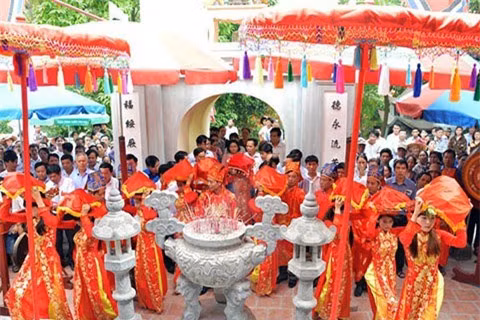  Sau trận đánh Chiêm Thành, ông trở về, dọc đường lâm bệnh nặng mất tại khu vực núi Nam Giới (gần cửa Sót ở xã Mai Phụ, Lộc Hà, Hà Tĩnh) năm 1446. Triều đình truy tặng ông là Nhập nội Đại Hành khiển, sai quan vào tận nơi ông mất để làm lễ an táng và cúng tế. Năm 1487, ông được vua Lê phong “Chiêu Trưng Đại vương”. 