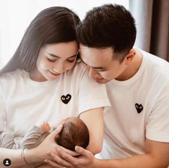 Mie Nguyen gui loi nhan nhu tinh cam den chong sau sinh con