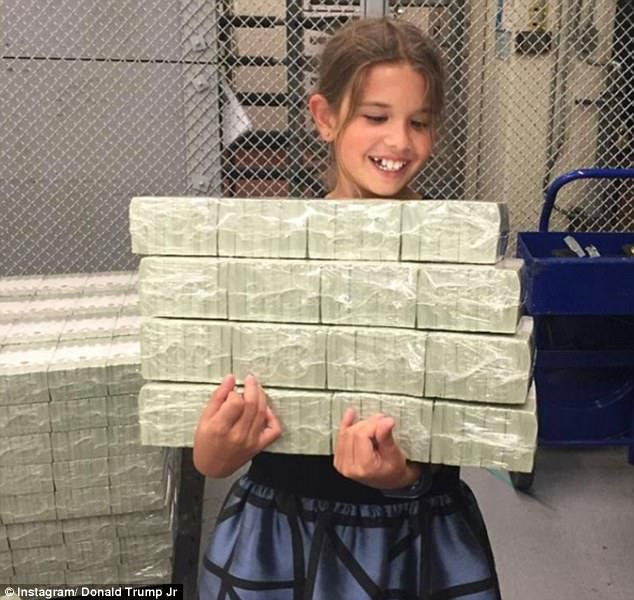 Trong chuyến tham quan Kho bạc Mỹ ở Washington, Kai thậm chí được cầm trên tay rất nhiều tiền. Donald Trump Jr. nói đùa rằng con gái tận hưởng khoảnh khắc “hơi phô trương” này, song đó được cho là điều rất bình thường so với khối tài sản lớn của gia đình này. Ảnh: @DonaldTrumpJr.