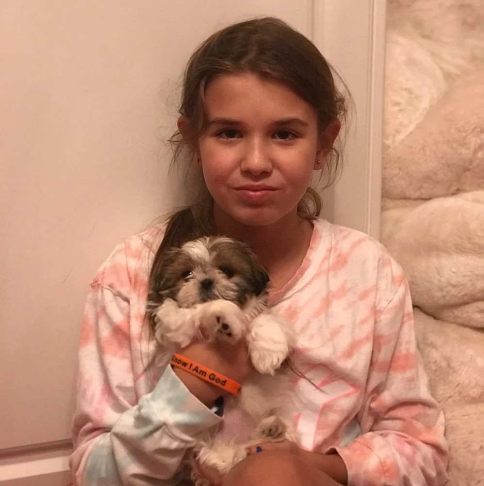 Sau khi bố mẹ ly hôn năm Kai 11 tuổi, cô bé sống cùng người mẹ giàu có nhờ thừa kế gia tài nước sốt của gia đình. Tuy vậy, Kai vẫn có nhiều cơ hội gặp gỡ, đi chơi cùng bố và các em gái, em trai của bố. Trong tiệc sinh nhật 10 tuổi của Kai (ảnh trái) năm 2017, Tiffany Trump tham dự và chia sẻ clip về cuộc sống sung túc của cháu gái ở thành phố New York. Ảnh: @MrsVanessaTrump, @donaldjtrumpjr.