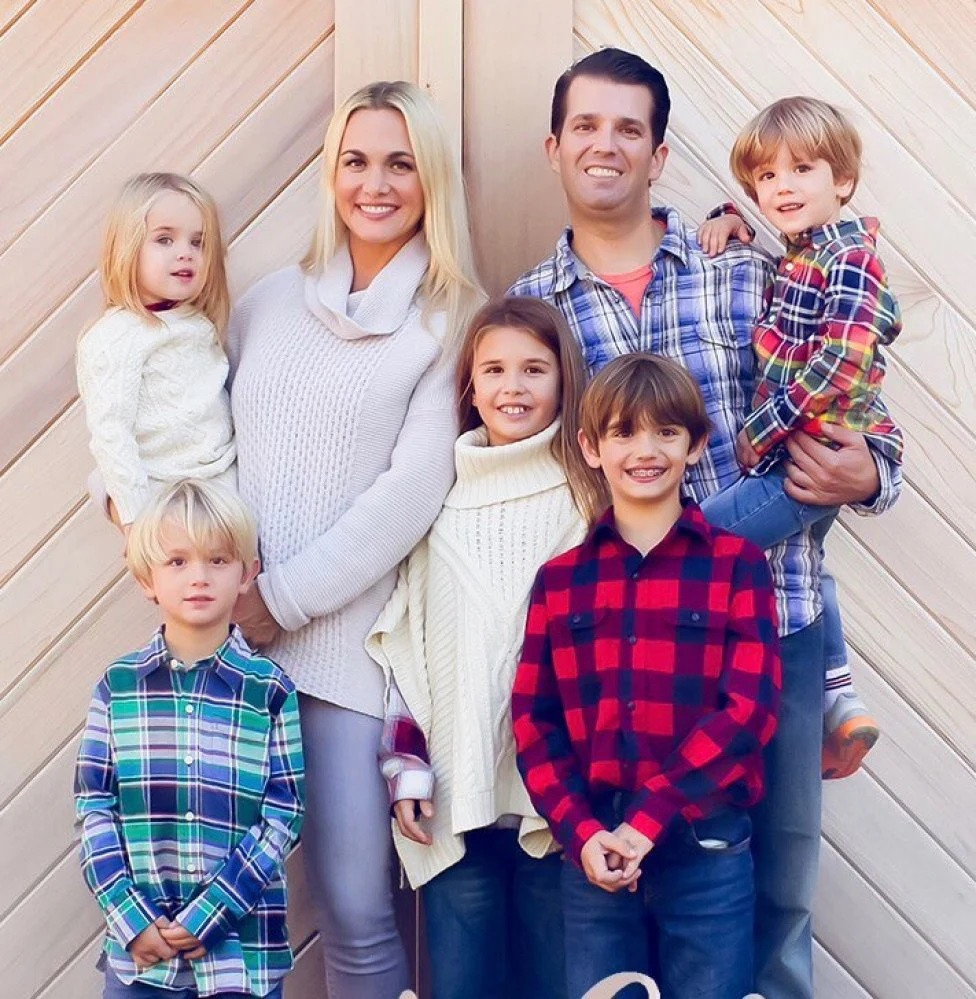 Kai Trump (giữa), con gái lớn của Donald Trump Jr. và vợ cũ Vanessa, sẽ bước sang tuổi 14 vào tháng 5 tới. Thực tế, cô bé chỉ kém 1 tuổi so với người chú Barron - em trai cùng cha khác mẹ của Donald Jr.. Là cháu gái của cựu Tổng thống Mỹ Donald Trump, Kai được hưởng cuộc sống xa hoa, nhiều đặc quyền từ tấm bé, theo SCMP. Ảnh: @MrsVanessaTrump.