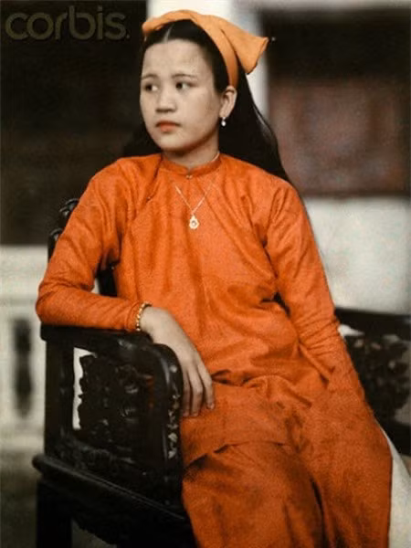  Cô Nguyễn Thị Cẩm Hà - thường gọi là Mệ Bông, con của Công chúa Mỹ Lương - có vẻ đẹp dịu dàng (Ảnh: W. Robert Moore/National Geographic Society/Corbis) 