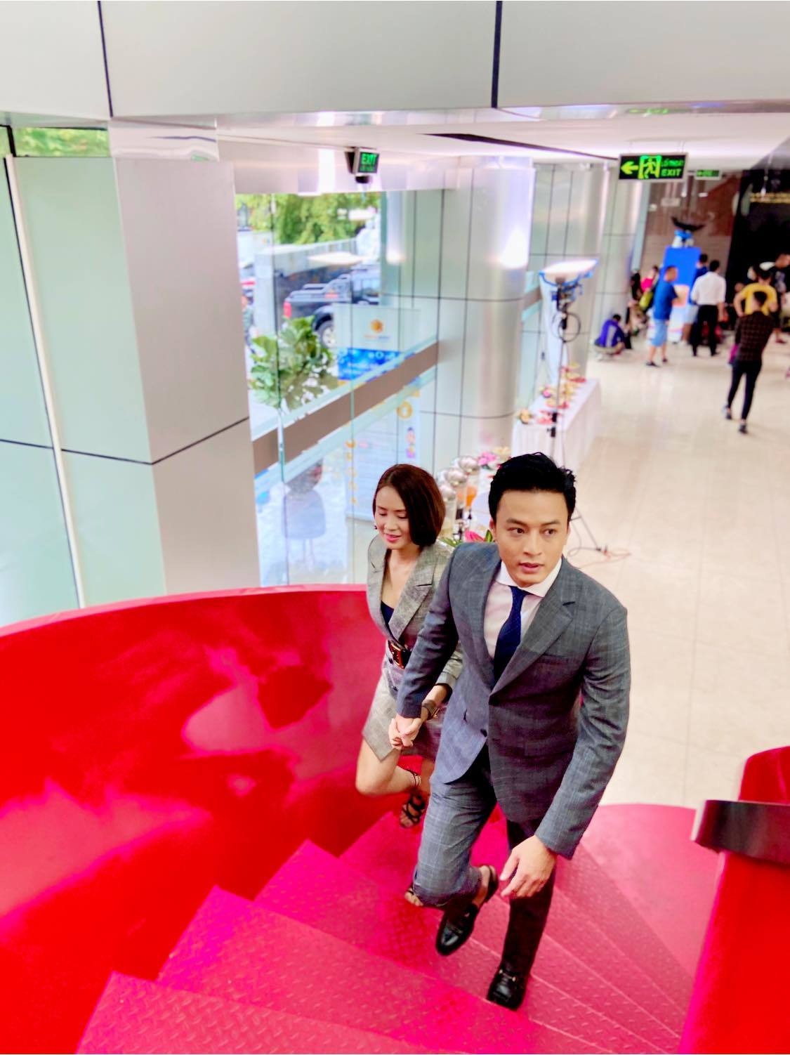 Hồng Diễm chia sẻ bản thân cô cũng khó lý giải về mối lương duyên màn ảnh với bạn diễn kém tuổi khi cả 6 phim cô tham gia suốt 10 năm đều có Hồng Đăng.