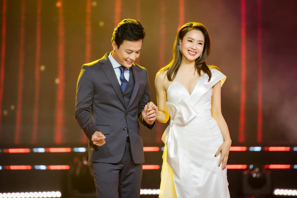 Dù biết cả hai diễn viên đều đã có gia đình và Hồng Diễm thực tế hơn tuổi Hồng Đăng nhưng cặp song Hồng vẫn luôn có một lượng fan cực lớn nhờ sự đẹp đôi và kết hợp ăn ý.