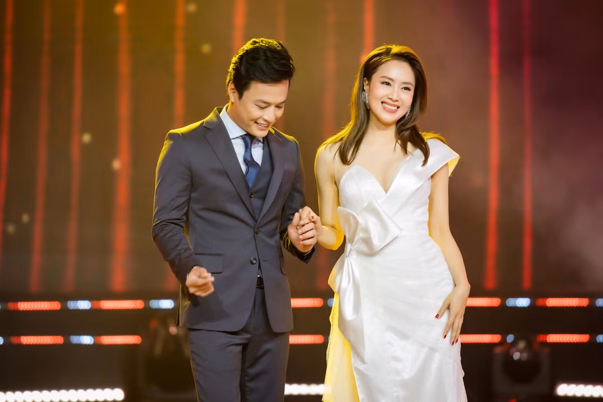 Dù biết cả hai diễn viên đều đã có gia đình và Hồng Diễm thực tế hơn tuổi Hồng Đăng nhưng cặp song Hồng vẫn luôn có một lượng fan cực lớn nhờ sự đẹp đôi và kết hợp ăn ý.