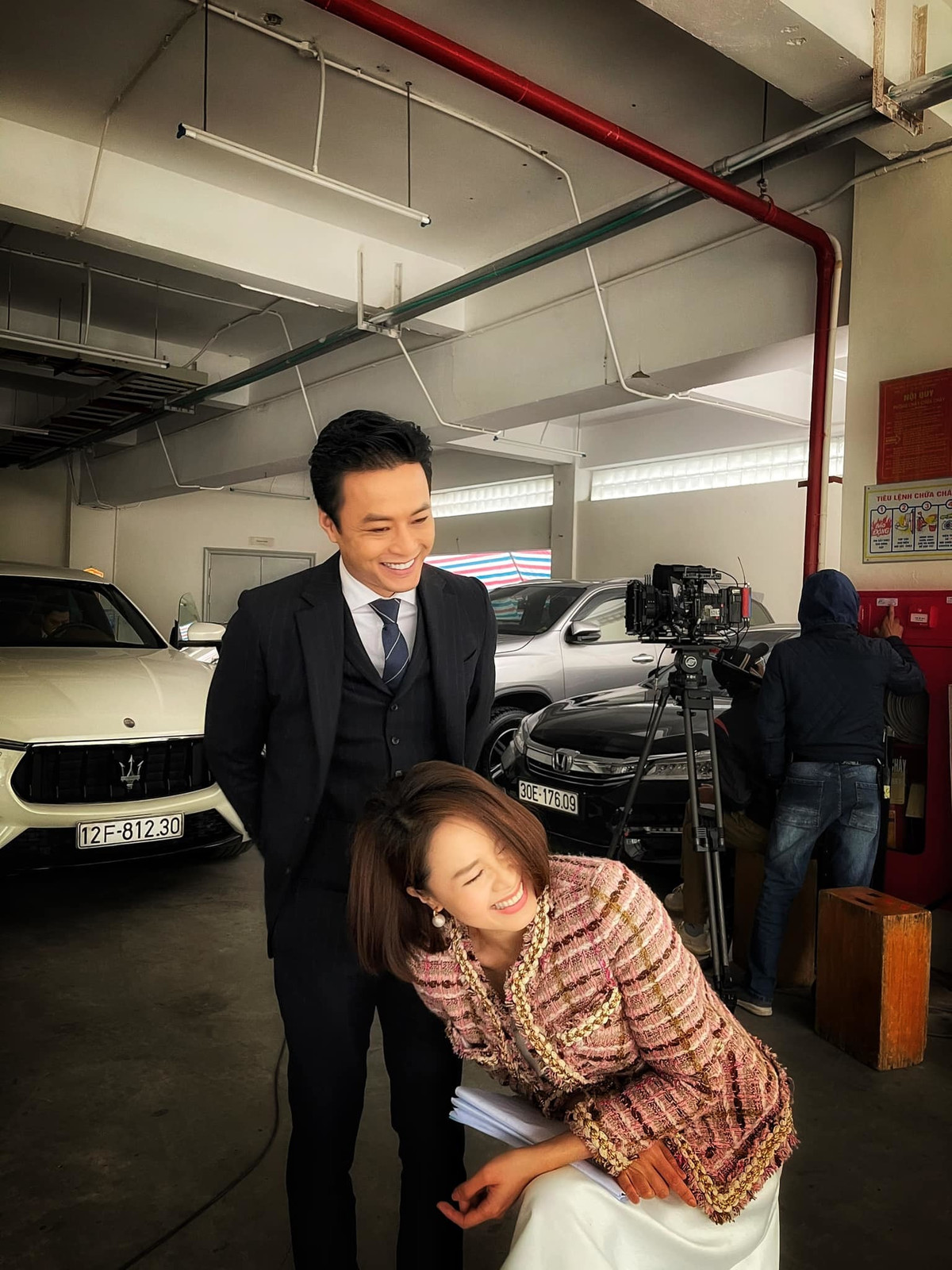 Dễ bắt gặp những khoảnh khắc hài hước thế này của hai diễn viên ở hậu trường 'Hướng dương ngược nắng'. 6 lần đóng tình nhân trên màn ảnh nhưng dễ nhận thấy cả hai chưa từng có cảnh "nóng".