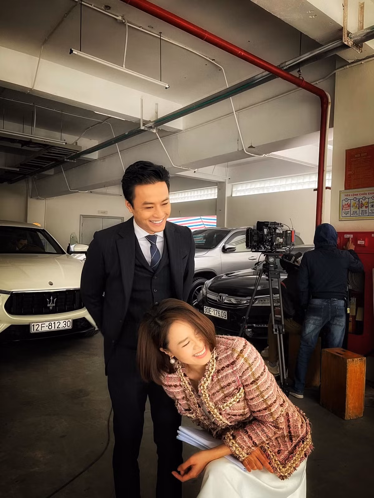 Dễ bắt gặp những khoảnh khắc hài hước thế này của hai diễn viên ở hậu trường 'Hướng dương ngược nắng'. 6 lần đóng tình nhân trên màn ảnh nhưng dễ nhận thấy cả hai chưa từng có cảnh "nóng".