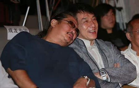 Thanh Long bi 50 nguoi cam dao bao vay, chi mot nguoi ung cuu-Hinh-8