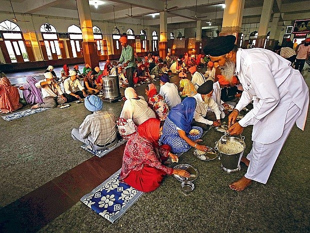 Đền Harmandir Sahib sở hữu nhà bếp cộng đồng Sikh lớn nhất thế giới, khi mỗi ngày phục vụ miễn phí tới 100.000 suất ăn. Nhà ăn chung Guru-Ka-Langar rộng lớn là nét đặc trưng trong tư tưởng đạo Sikh.