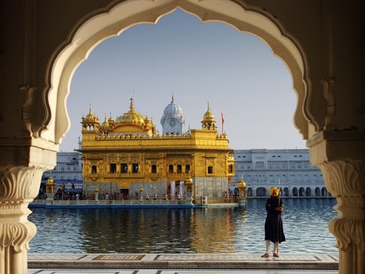 Đền Harmandir Sahib được xây bằng đá cẩm thạch và đồng với lớp vàng lá phủ bên ngoài khiến mọi thứ tỏa sáng, đặc biệt về đêm. Công trình có những bố cục khác biệt so với nhiều công trình tôn giáo khác của người Sikh. Thay vì đặt ở vị trí cao, đền Harmandir Sahib được xây ở vùng đất thấp, với hồ nước bao quanh.