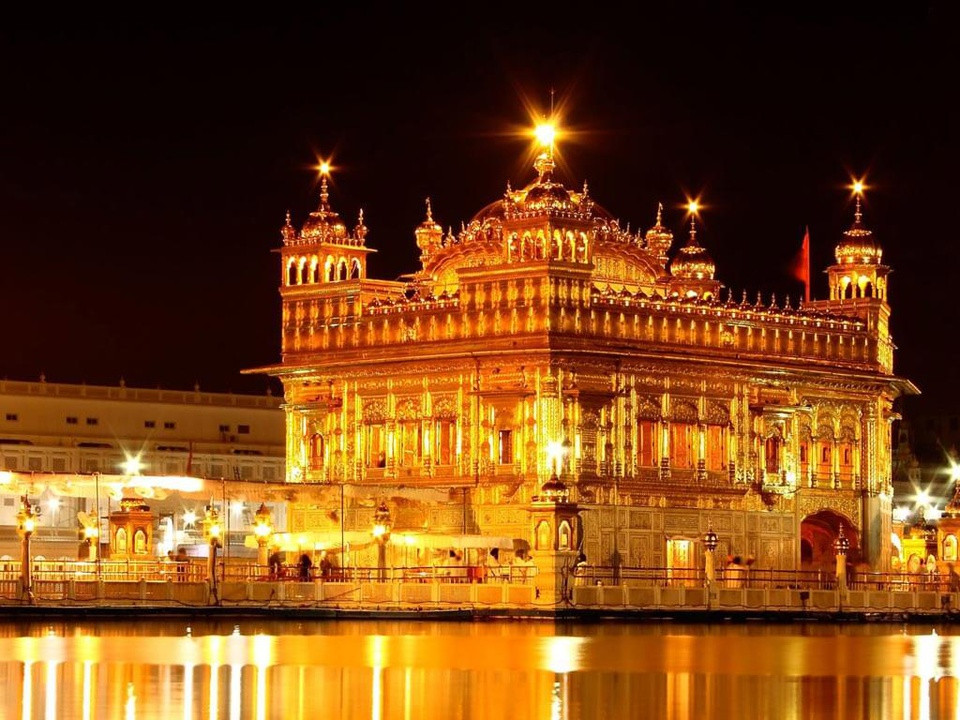 Đền Harmandir Sahib là một trong những công trình tôn giáo linh thiêng thu hút du khách trên thế giới. Mỗi ngày, nơi đây tiếp khoảng 100.000 du khách ghé thăm và tiến hành nghi lễ.