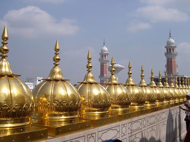Du khách tới tham quan ngôi đền được gọi là gurudwaras. Hút thuốc và uống rượu là hai hành động đặc biệt cấm kỵ với du khách mỗi khi đến tham quan đền.