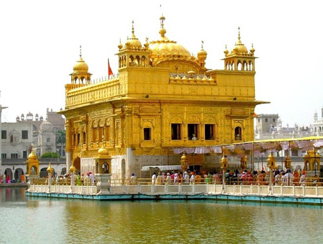 Ngôi đền được xây dựng giữa một hồ nước. Nước trong hồ còn được gọi là rượu thần. Để vào ngôi đền, du khách phải đi qua cây cầu nối từ hồ vào trong đền.