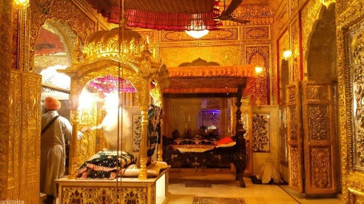  Harmandir Sahib là đền của đạo Sikh ở Ấn Độ. Công trình xây dựng từ tháng 12/1585, hoàn thành vào tháng 8/1604.