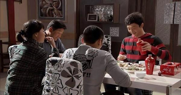 Thông gia gặp nhau, bố vợ mách: "Con ông gọi tôi bằng anh đấy" - Hình 2 Thong gia gap nhau, bo vo mach: