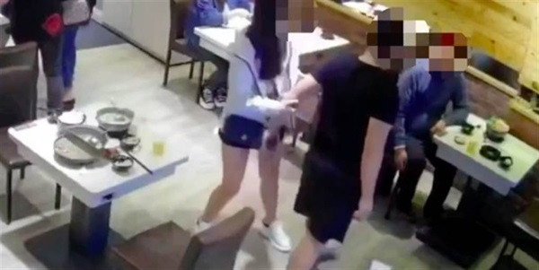 Nguoi dan ong suyt ruoc hoa vi treu dua thieu nu mac vay ngan