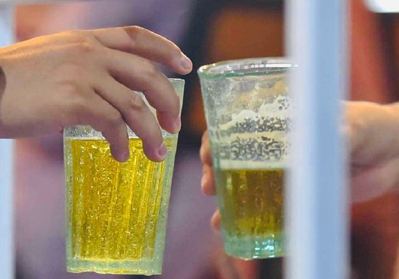 Dung dao xu ban nhau vi chuyen uong bia khong deu