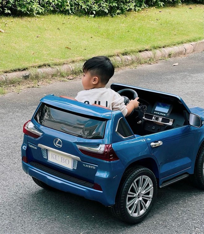 Moi 2 tuoi, quy tu nha Hoa Minzy da so huu xe hop mui tran-Hinh-2