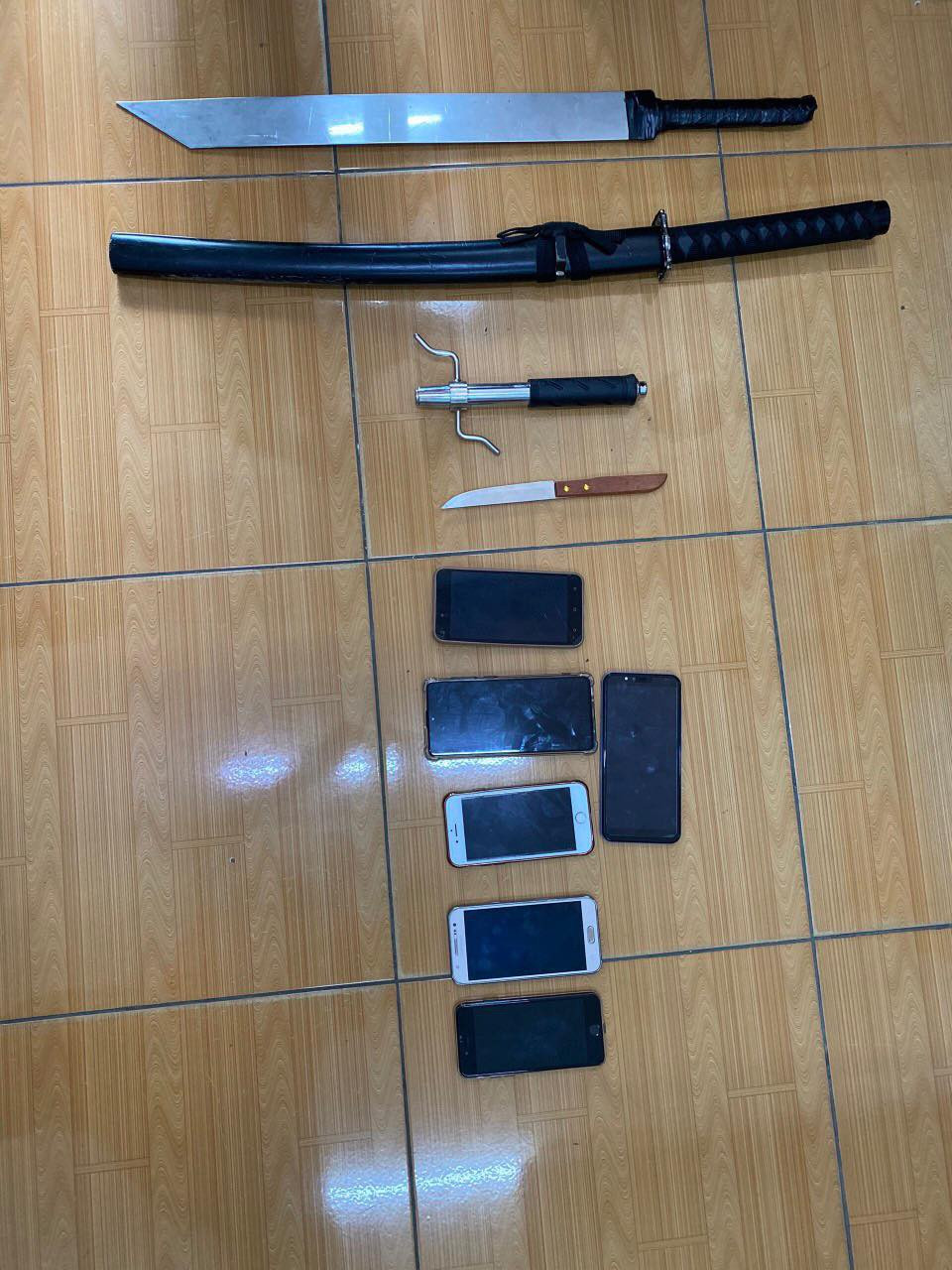 Bang cuop dung ma tau chong tra canh sat