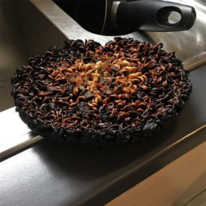 Mì gói bóng đêm.