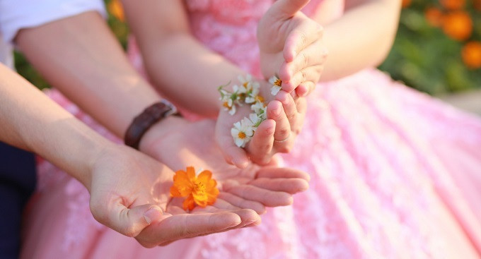 Hỏng cái bóng đèn, vợ cũ của chồng tôi cũng gọi anh đến sửa Hong cai bong den, vo cu cua chong toi cung goi anh den sua