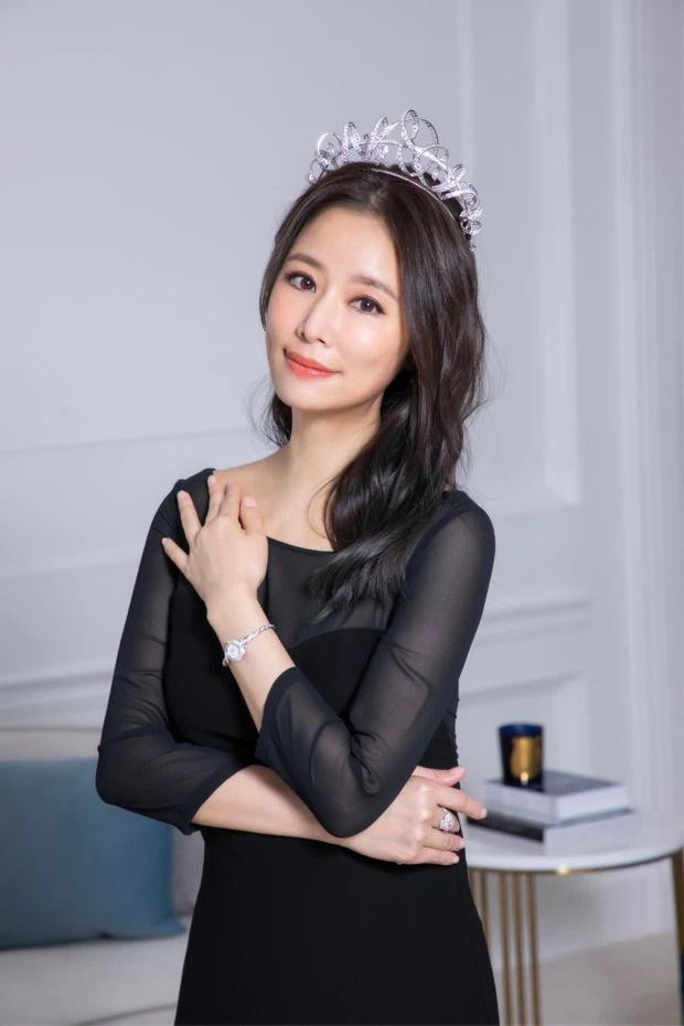 à xã Hoắc Kiến Hoa gây bất ngờ với nhan sắc trẻ trung, làn da căng mướt ở đột tuổi 45. Tuy nhiên, đó chỉ là sản phẩm của việc photoshop.