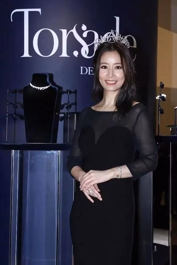 Khi những bức ảnh gốc được hé lộ, nữ diễn viên để lộ dấu hiệu lão hóa rõ rệt. Gương mặt không hề đầy đặn như ảnh đã qua chỉnh sửa, mà hai má hóp, da chảy xệ, hằn rõ nếp nhăn khi cười.