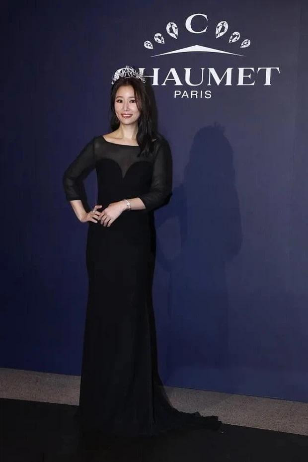 Tuy nhiên một số dân mạng lại cho rằng nữ diễn viên "Hoàn Châu Cách Cách" bị lên cân sau thời gian nghỉ ngơi bên gia đình. Vì không muốn lộ vòng hai thiếu thon gọn nên cô mới che chắn như vậy. 