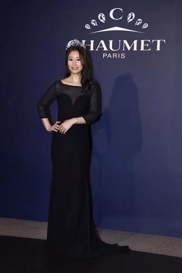 Tuy nhiên một số dân mạng lại cho rằng nữ diễn viên "Hoàn Châu Cách Cách" bị lên cân sau thời gian nghỉ ngơi bên gia đình. Vì không muốn lộ vòng hai thiếu thon gọn nên cô mới che chắn như vậy. 