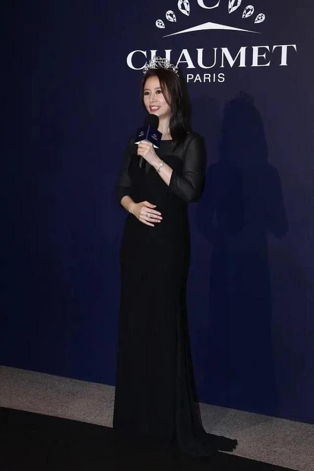 Một chi tiết khác cũng khiến người xem super soi là việc Lâm Tâm Như liên tục lấy tay che chắn vòng hai. Điều này khiến nhiều người nghi ngờ việc cô bầu bí lần hai.